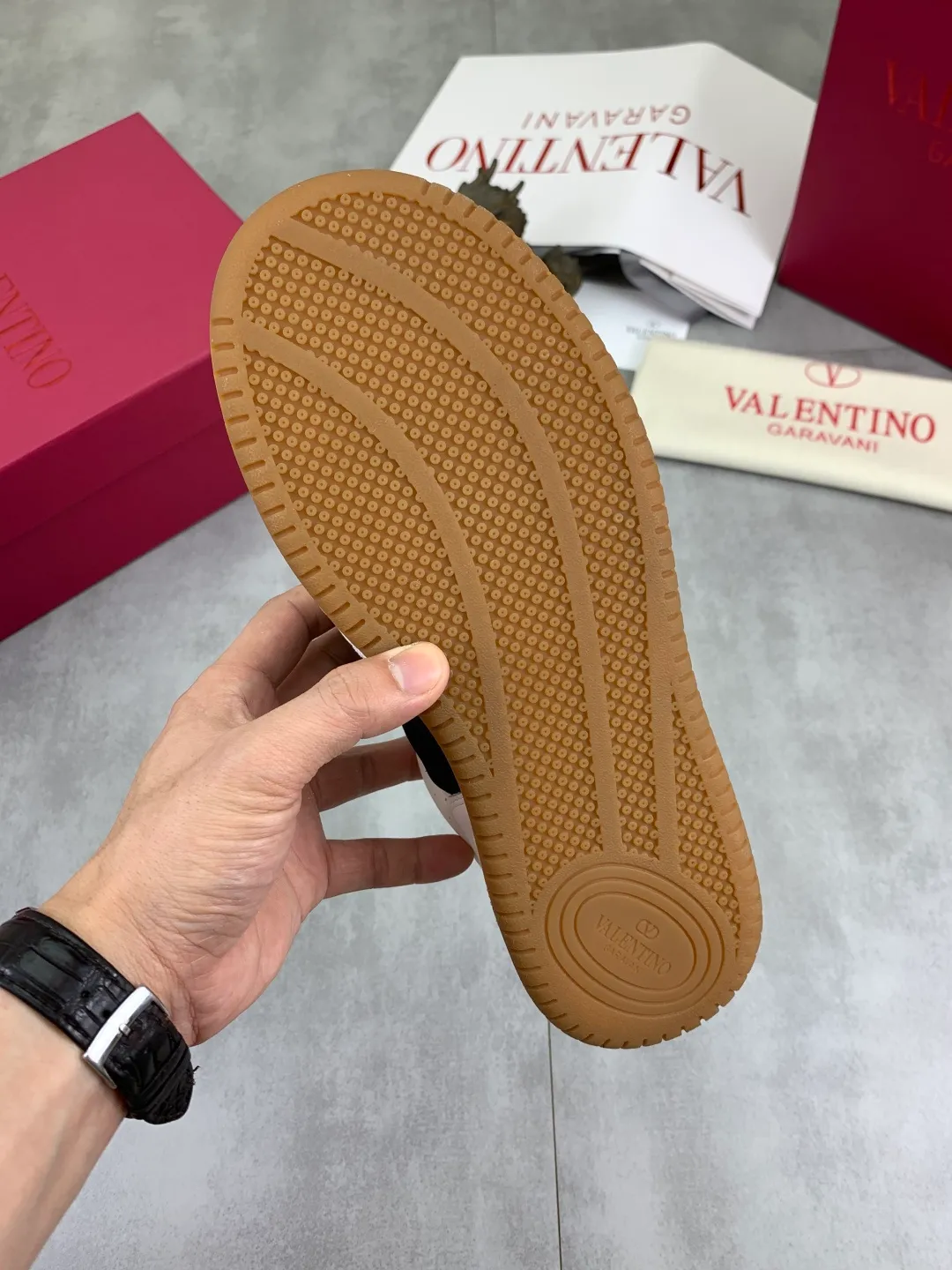 Men's men's shoes 💰P600 New model Latest Valentino Valentino V family new casual young fashion trend sports shoes Full of vitality No age limit Very light and comfortable on the feet Packaging Original purchase and development Production of goods Various color combinations are eye-catching Activate the charming sunny boy Shoe design combines coolness with daily style Full of street style Multi-color options!   Fabric: original material splicing/first-layer cowhide Lining: imported cowhide/original logo sweat-absorbent and breathable foot pad Outsole: TPU foam lightweight material outsole Brand injection insole Code number: 38-46 Full set of packaging Color: 3️⃣ colors available